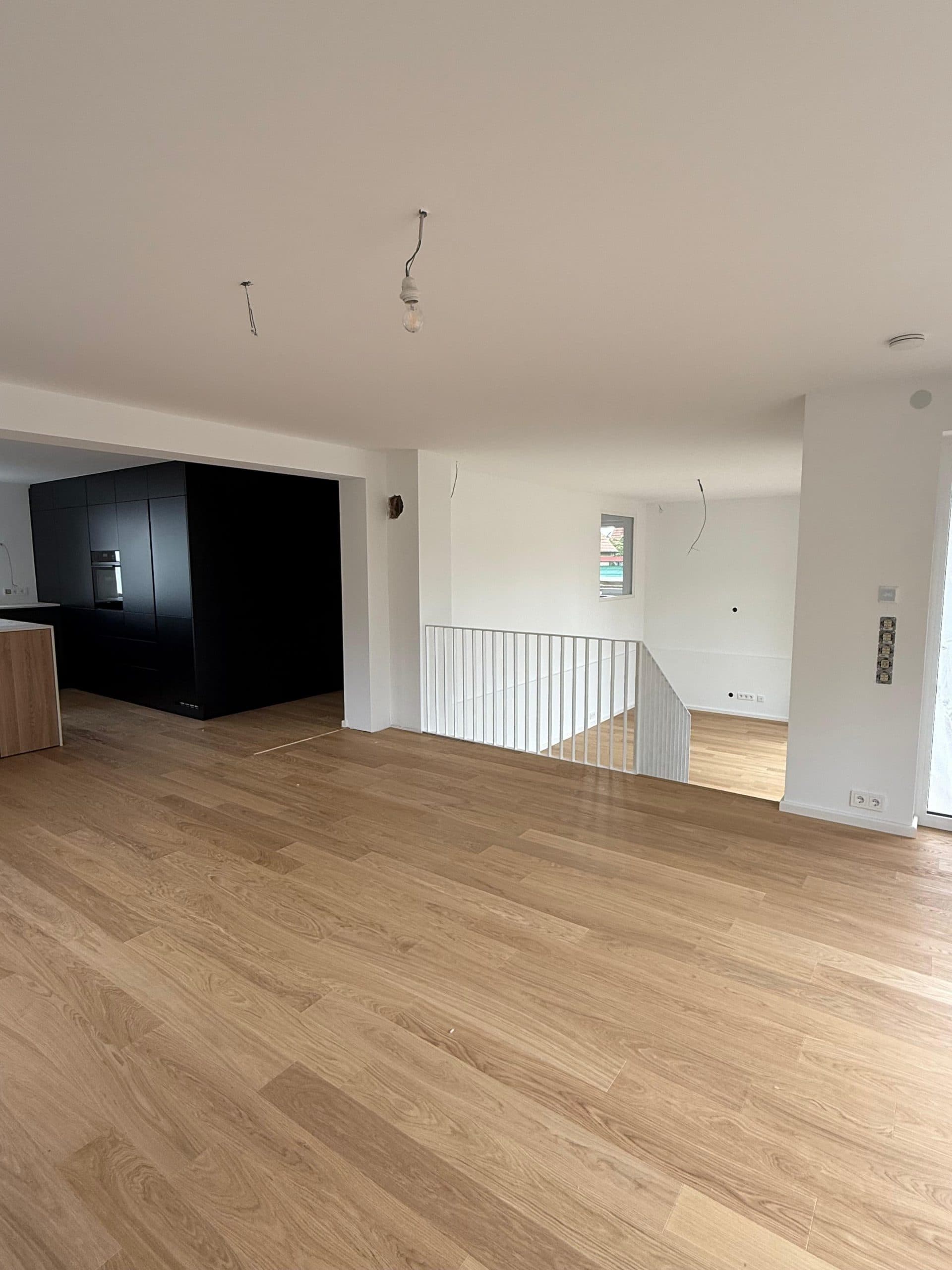 Neue Treppe mit Raumnische im Wohnzimmer